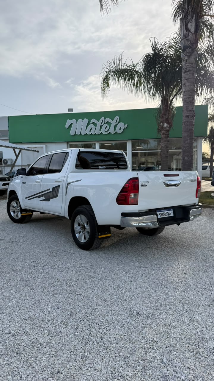 TOYOTA - HILUX  RS  2.4   4X2  - MANUAL  - 2018